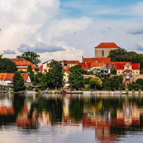 Altstadt Strausberg von Jenseits des Sees im Sommer 2024. Foto: Sbberlim. Lizenz: CC BY-SA 4.0 (https://creativecommons.org/licenses/by-sa/4.0)
